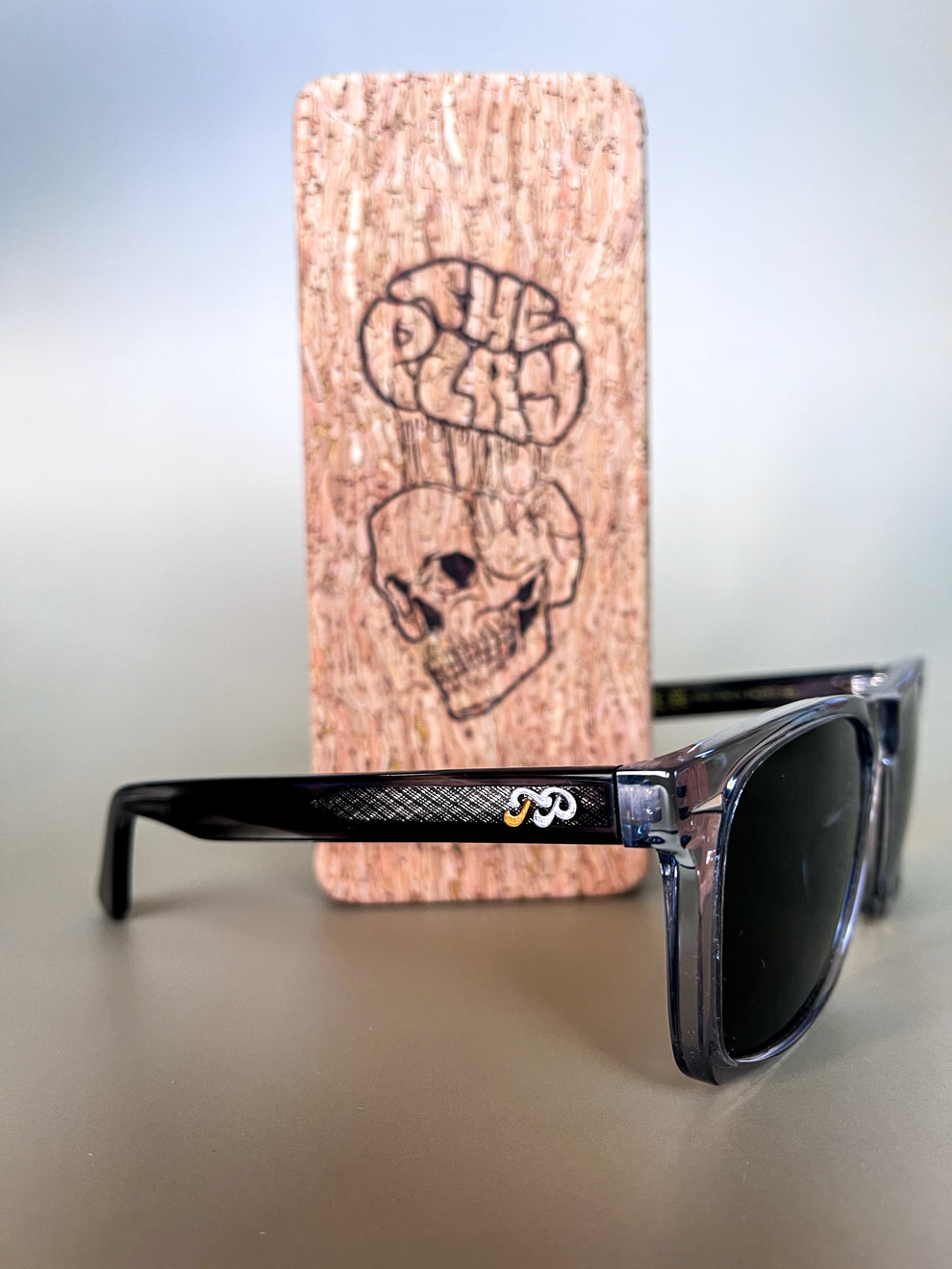 Classic Shades Sun Glasses with Skull Cork Case